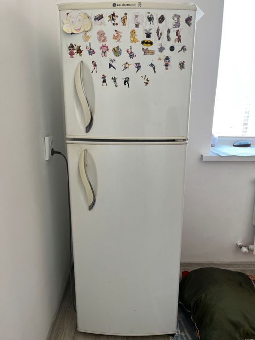 Двухкамерный холодильник в хорошем состоянии