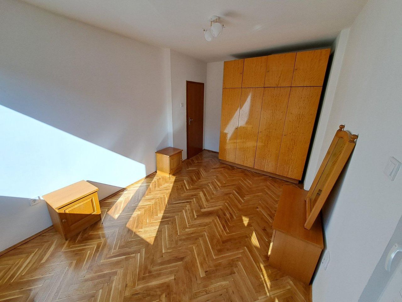 Дава се под наем Четиристаен апартамент в София, Гео Милев - 120 кв.м за 950 € - Снимка #9