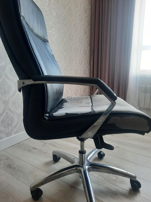 Кресло руководителя для офиса б/у