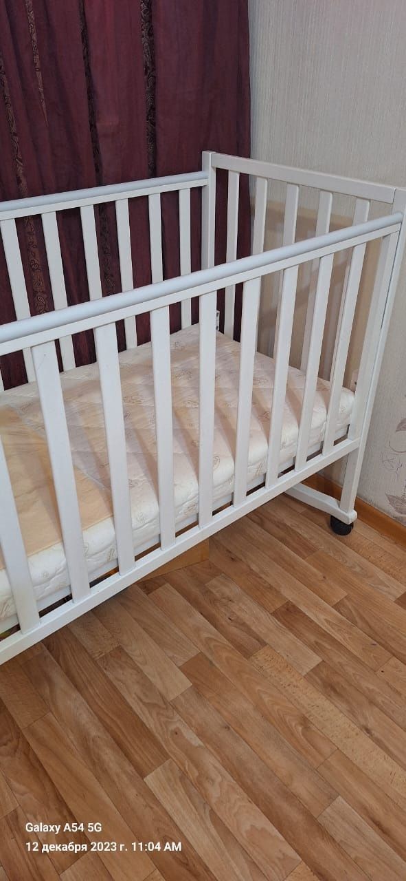 Кровать детская белого цвета б/у с матрасом