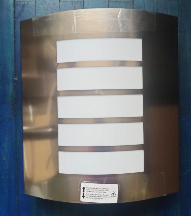 Lampă de perete din plastic și metal