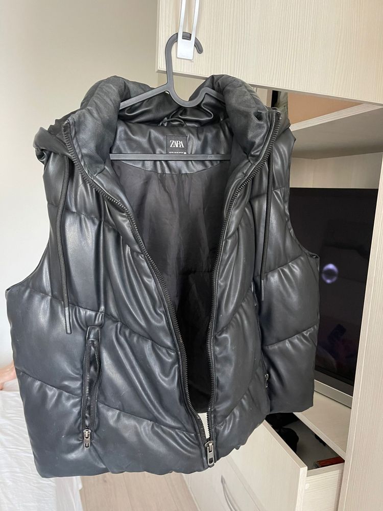 Vesta zara dama XS Neagra faux leather hooded gilet zara 250 lei
