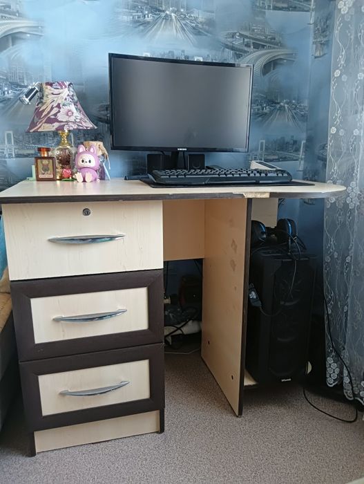 Продам стол,шкаф