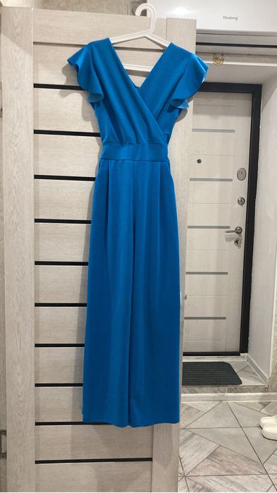 Стильный женский комбинезон цвета электрик