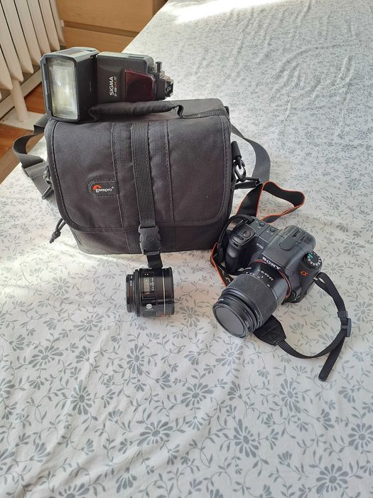 Фотоапарат SONY a200 с два обектива, светкавица SIGMA, чанта LOWEPRO