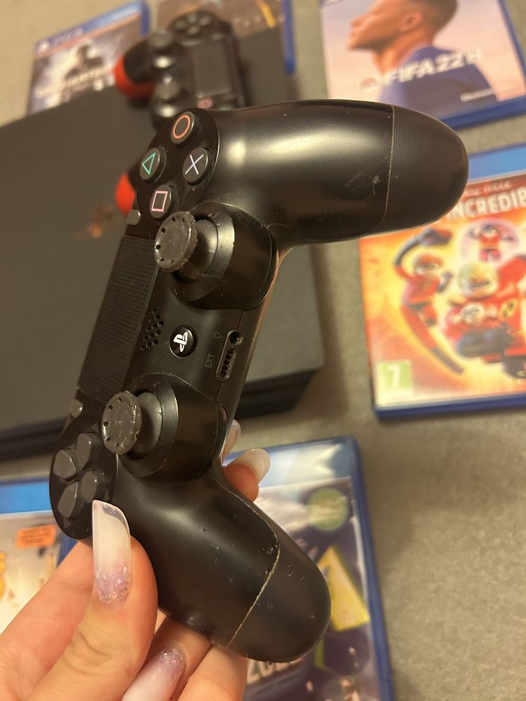 PlayStation PS4 Pro cu 2 controllere si 8 jocuri