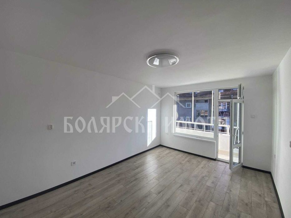 Функционален двустаен апартамент в Широк Център