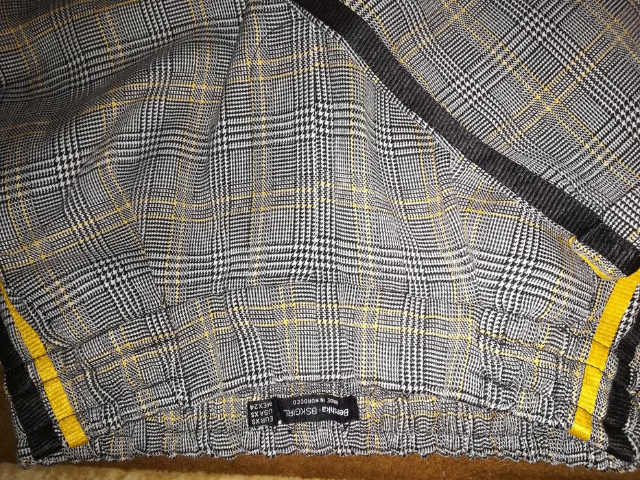 Bantaloni Bershka marimea XS, impecabili