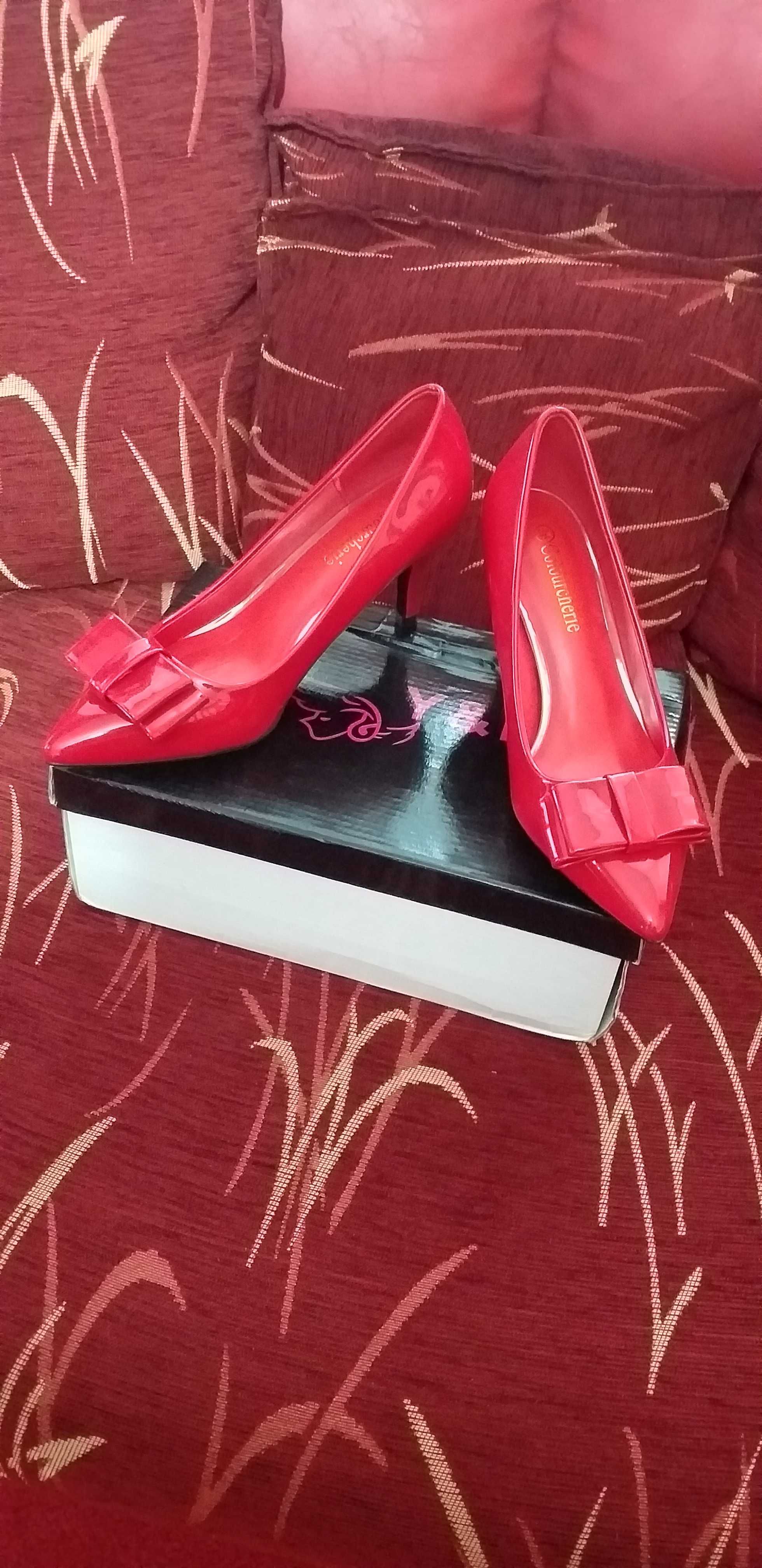 Елегантни червени лачени обувки