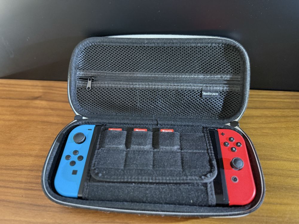 Nintendo Switch с 3 игри + калъф
