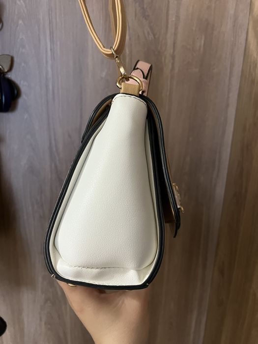 Дамска чанта Guess