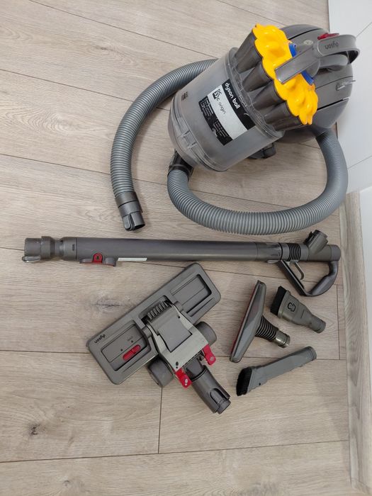 Vând Aspirator Dyson C33c big ball, original cu fir