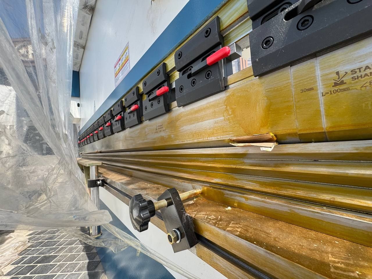 Продается Листогиб 160тонн ширина стола 3200 мм