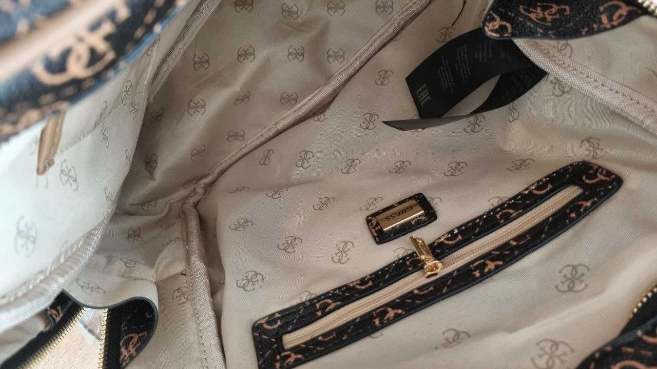 Нова дамска раница GUESS Manhattan