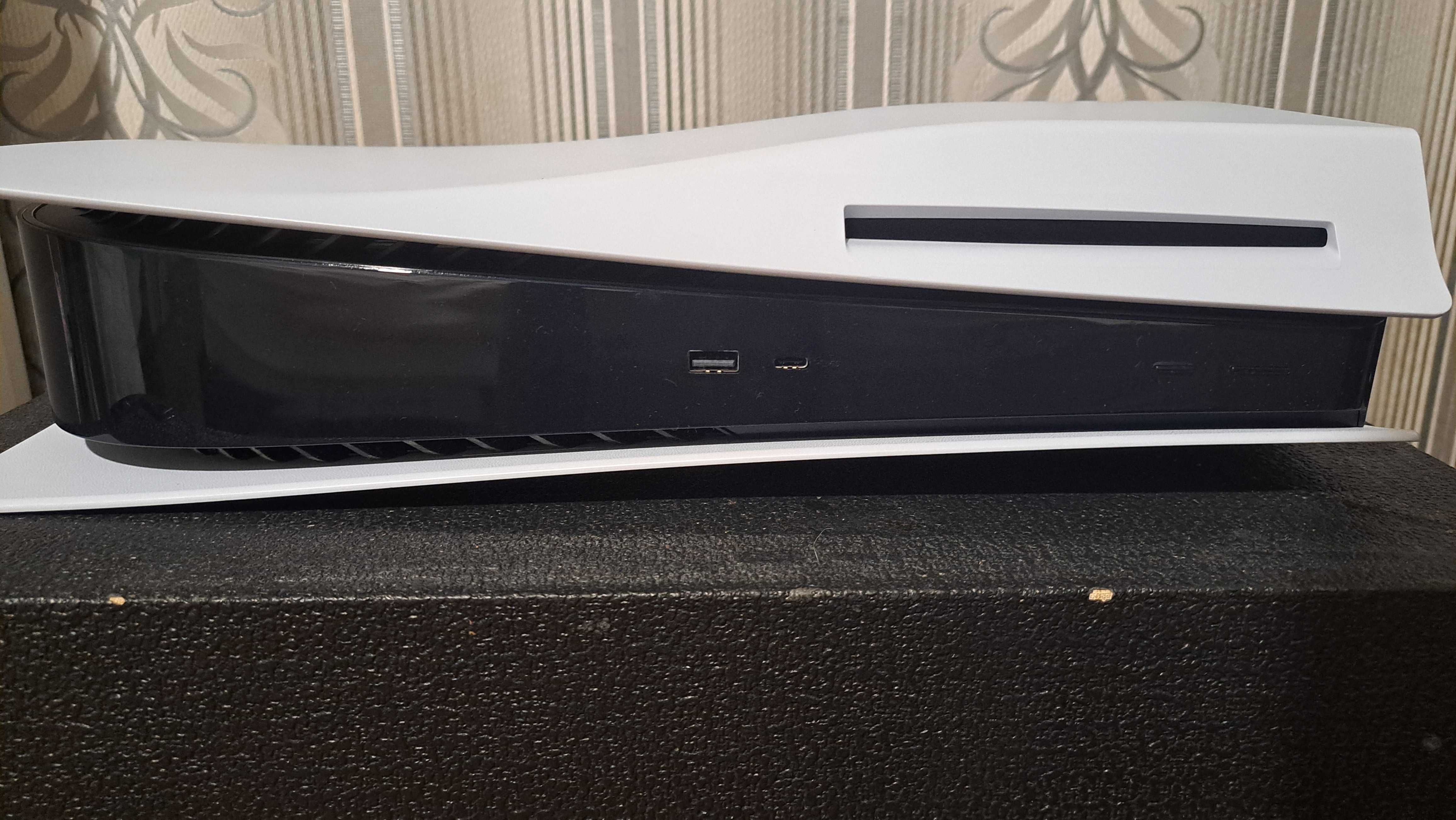 Playstation 5/Плейстейшън 5 + 2 джойстика, FC25, FC24 + гаранция