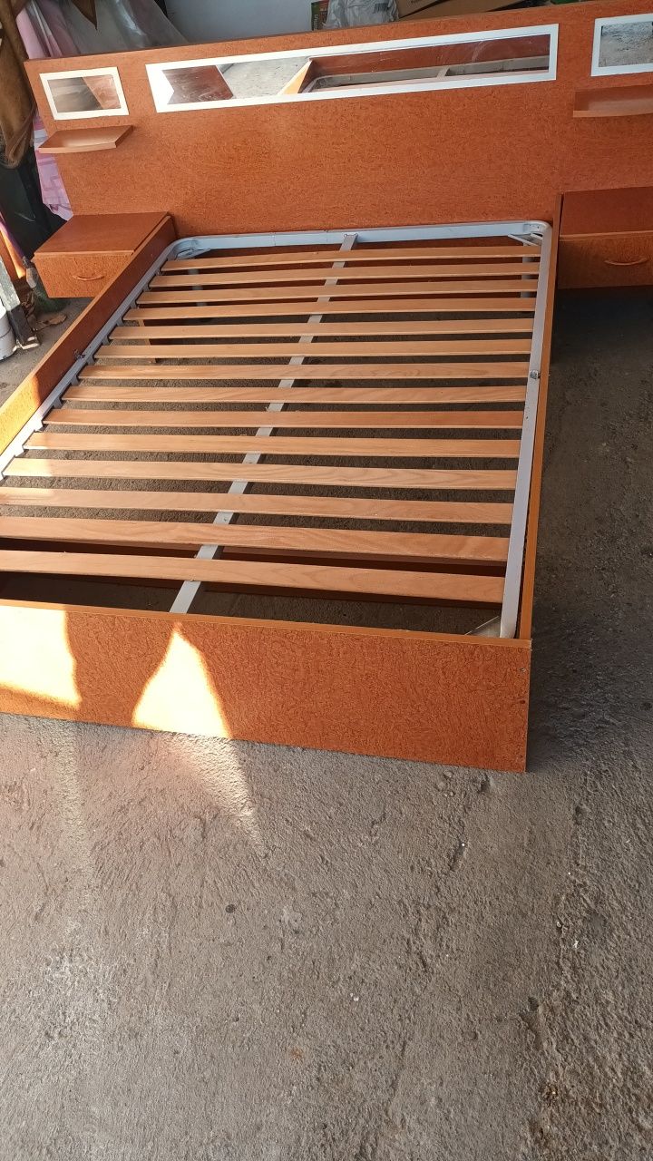 Pat și saltea 140×200  în stare buna cu două lăzi de depozitare 500 de