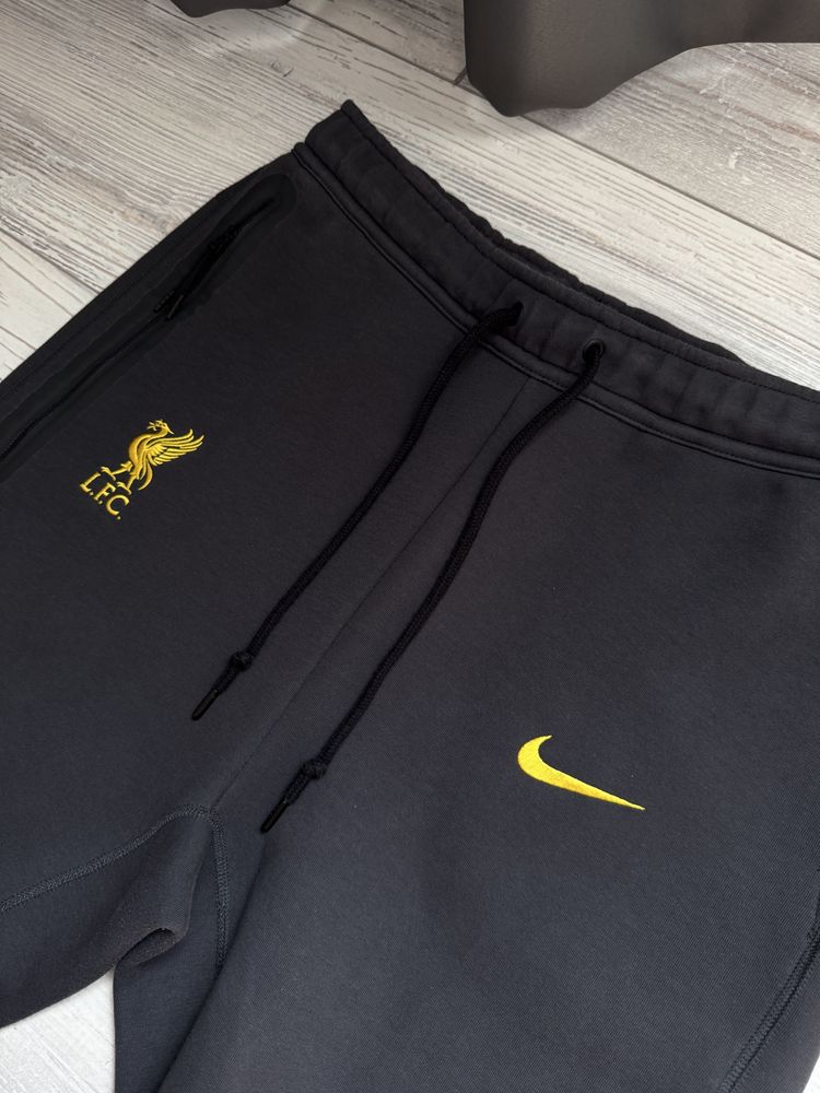 Мъжко! Чисто нов оригинален анцунг Nike Tech x Liverpool