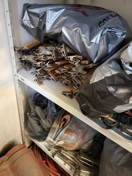 Магазинно оборудване и много видове закачалки