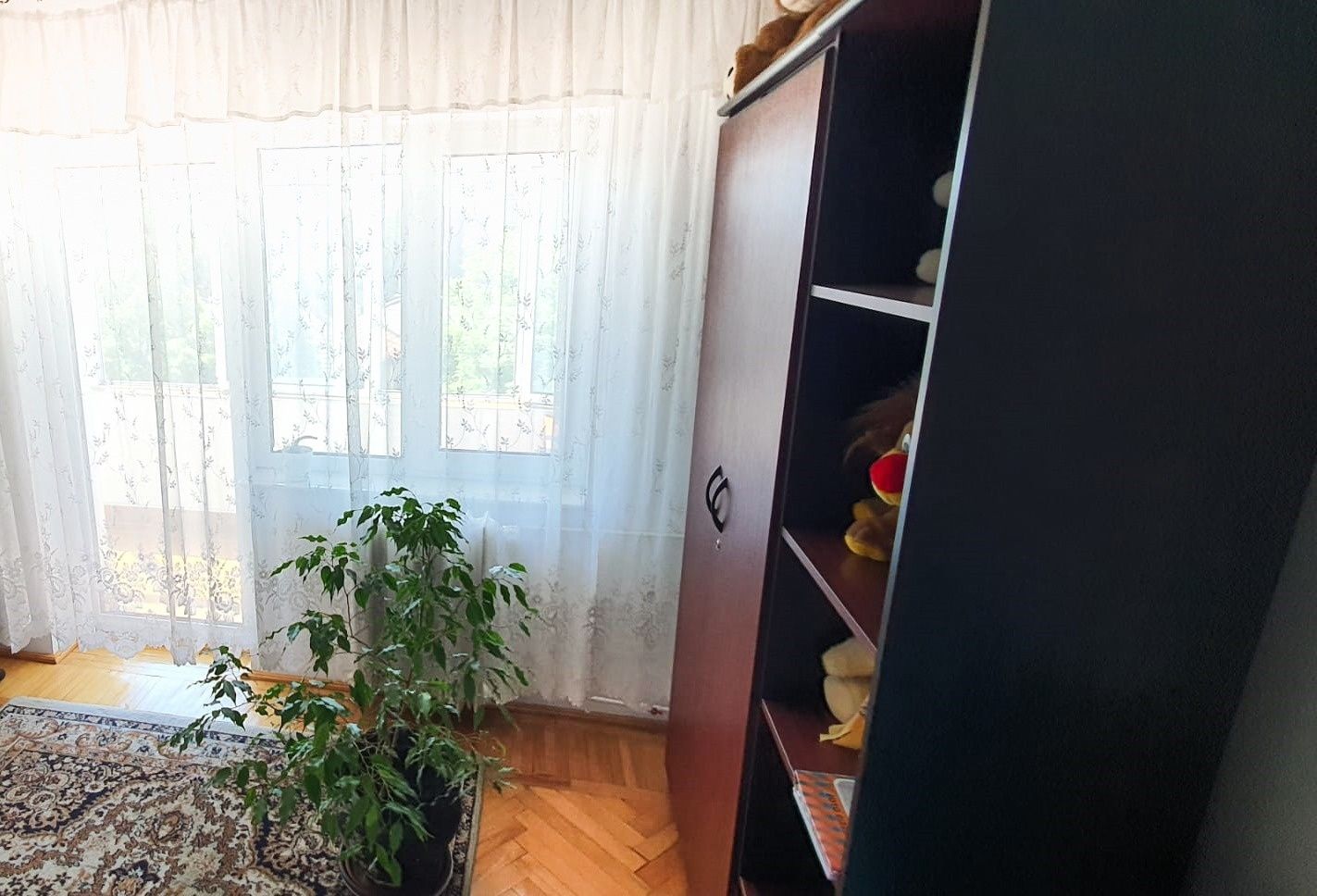 Vând apartament cu 3 camere în zona centrala