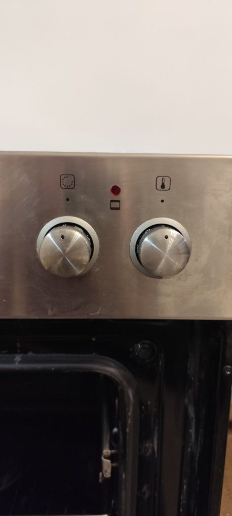 Фурна Gorenje с прибиращи се бутони.