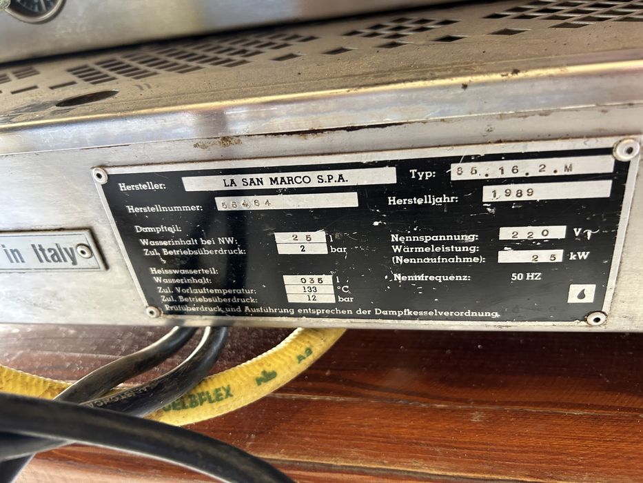 Машината La San Marco 85-16M-2 е професионална еспресо машина