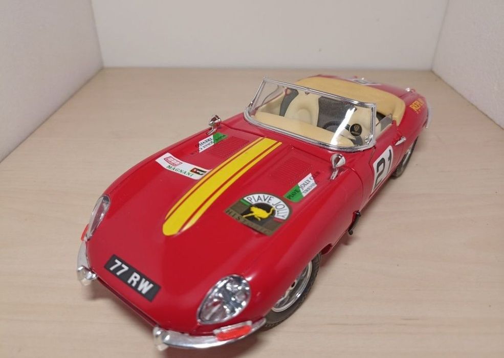Jaguar 
Scara 1:18
Bburago 

Fotografiile fac parte din descriere...