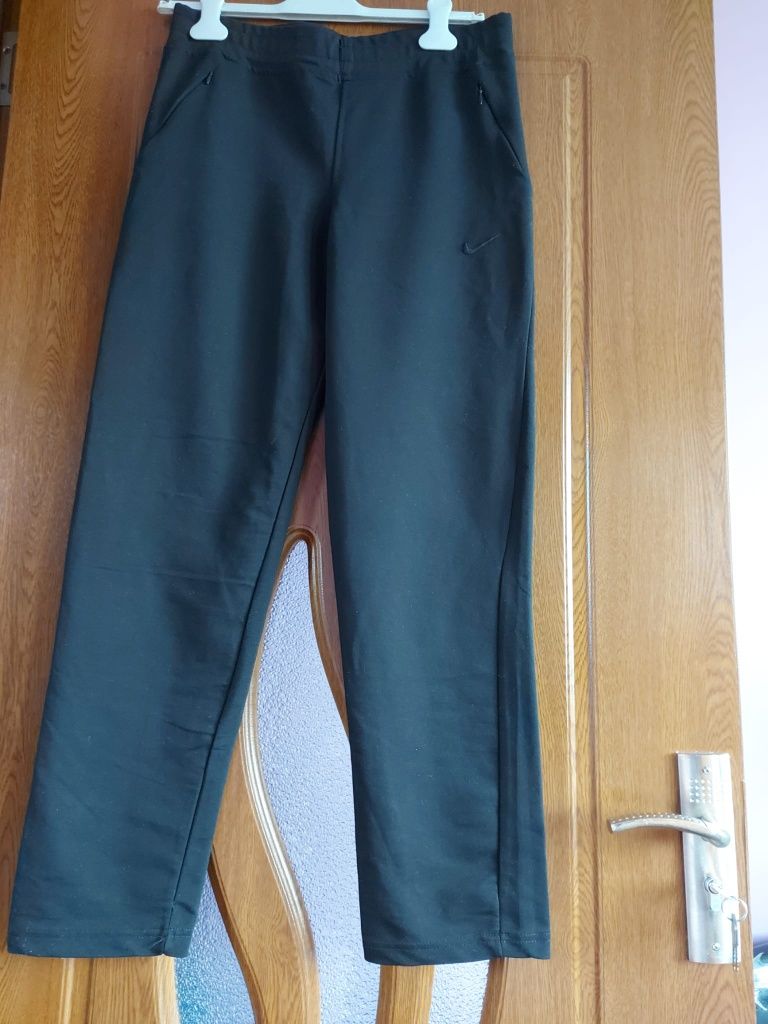 Vând Pantaloni de Trening Damă Nike Originali Sigla Cusută Mărimea M