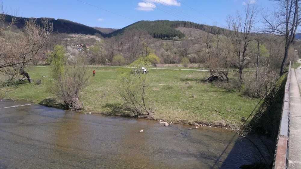 Продавам 7дка на брега на Златаришка река, на 5км от Елена.
