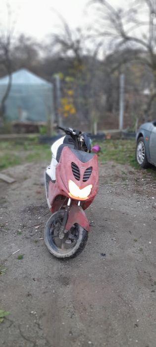 Scuter 49cc 2t rosu cu alb