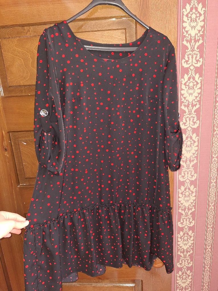 продам 2 платья б/у 46-50 размер