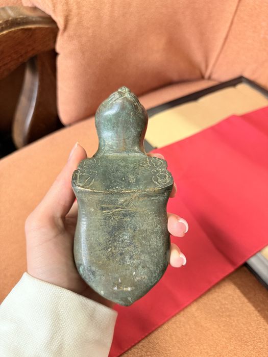 Бронзова фигура на котка