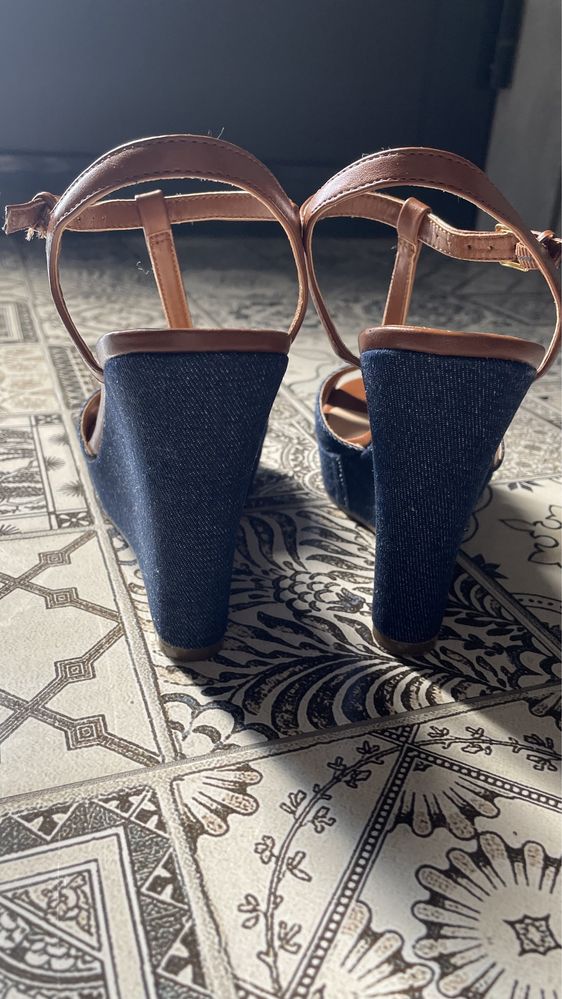 Маркови сандали Guess