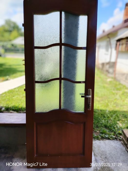 Uși de interior din lemn masiv uzate