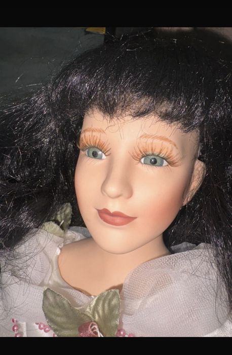 Păpușă de porțelan