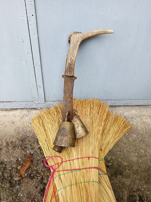 Бронзов звънец и нож