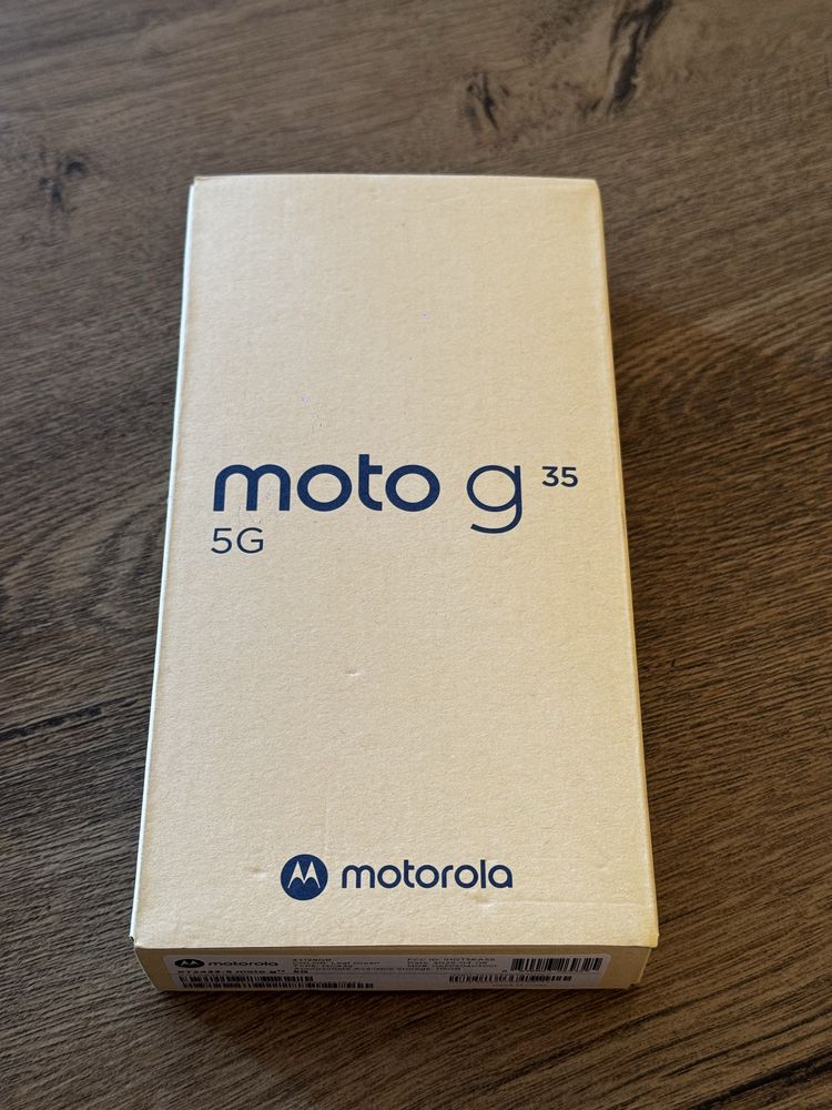 Motorola G35 със слушалки