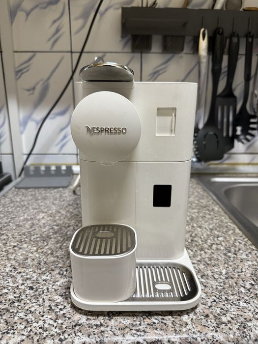 Vand  espresor cafea Delonghi Latissima One