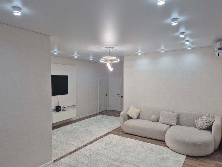 Продам дизайнерский диван в идеальном состоянии!!! Цена 500.000!!!