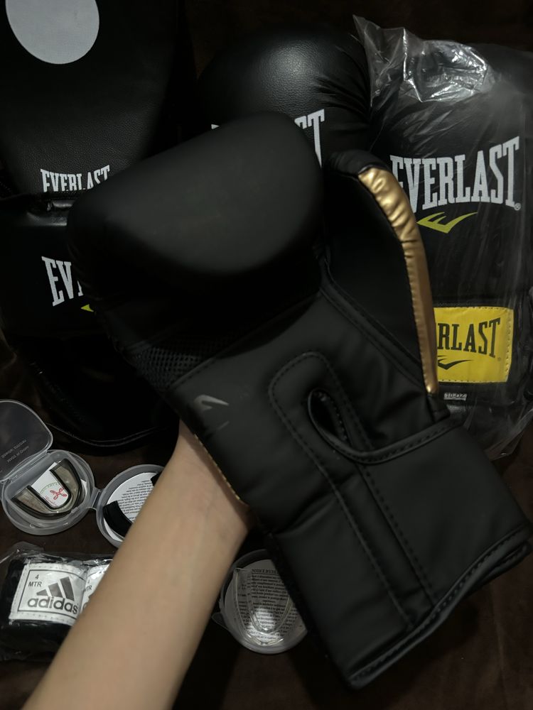 Боксерские перчатки venum шлем лапа бинт капа Everlast