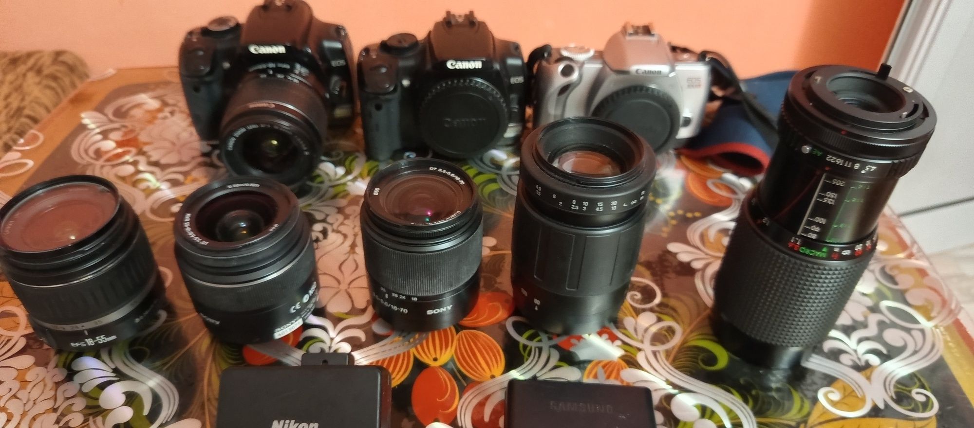 Продавам фотоапарат и обективи цена за всичко 400лв