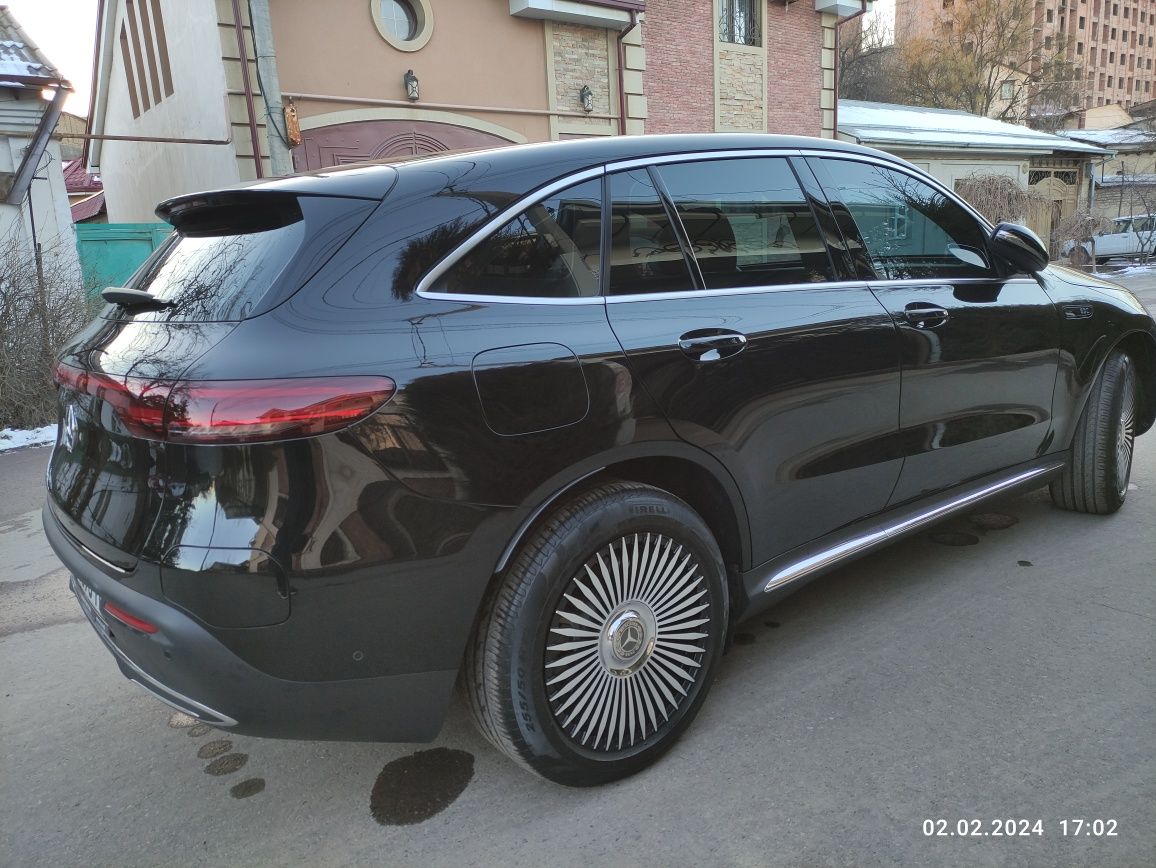 Mercedes EQC 350 чёрного цвета