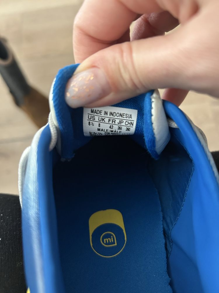 Бутонки Adidas.