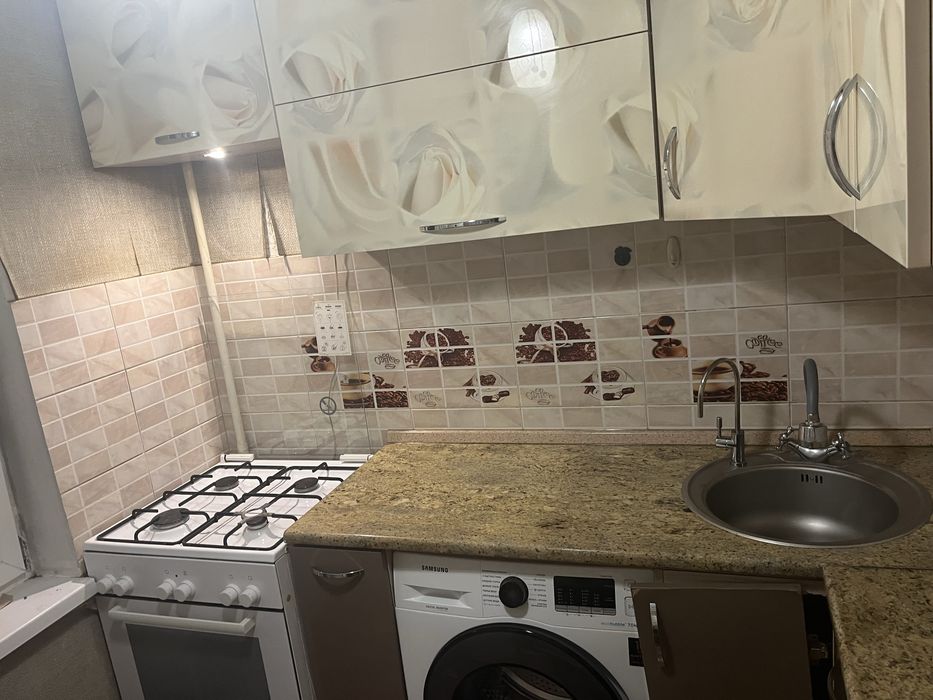 Продаю кухонный гарнитур со столешницей из натурального камня