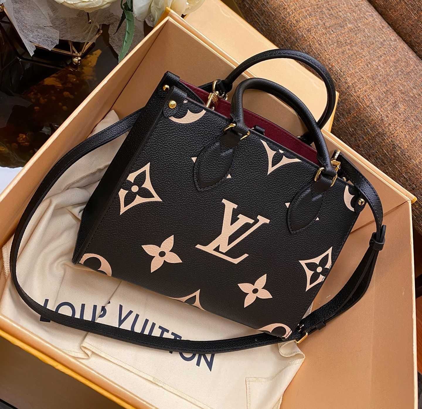 Geanta Louis Vuitton Onthego 25cm negru, tip Premium