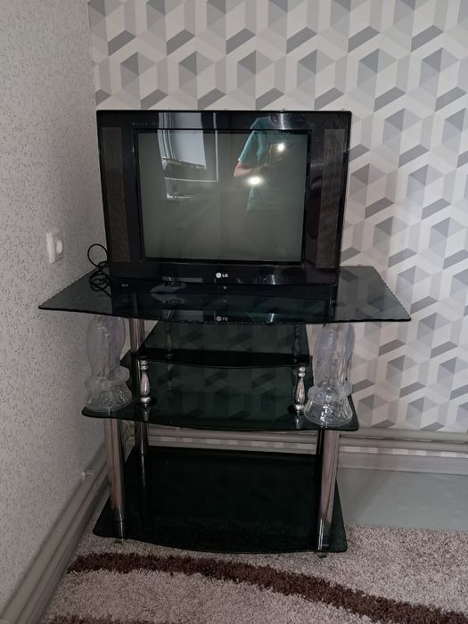 Телевизор LG с тумбой в хорошем состоянии