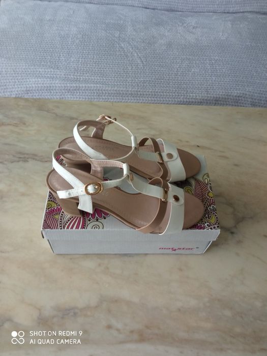 Сандали нови