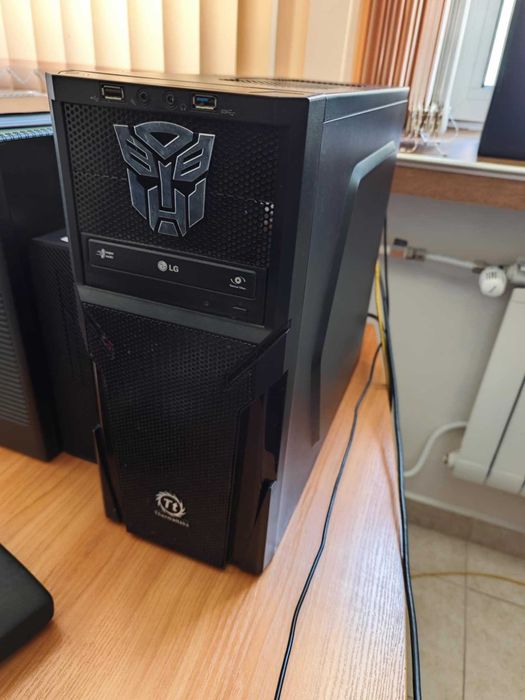 Геймърски компютър + механична клавиатура и геймърска мишка