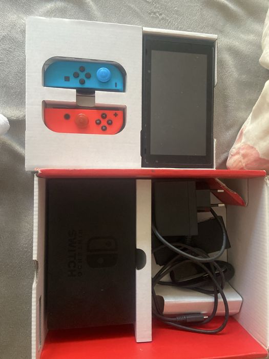 Vând Nintendo Swich foarte puțin utilizat uşor negociabil