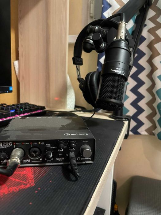 Аудиоинтерфейс, наушники, микрофон и стойка для микрофона