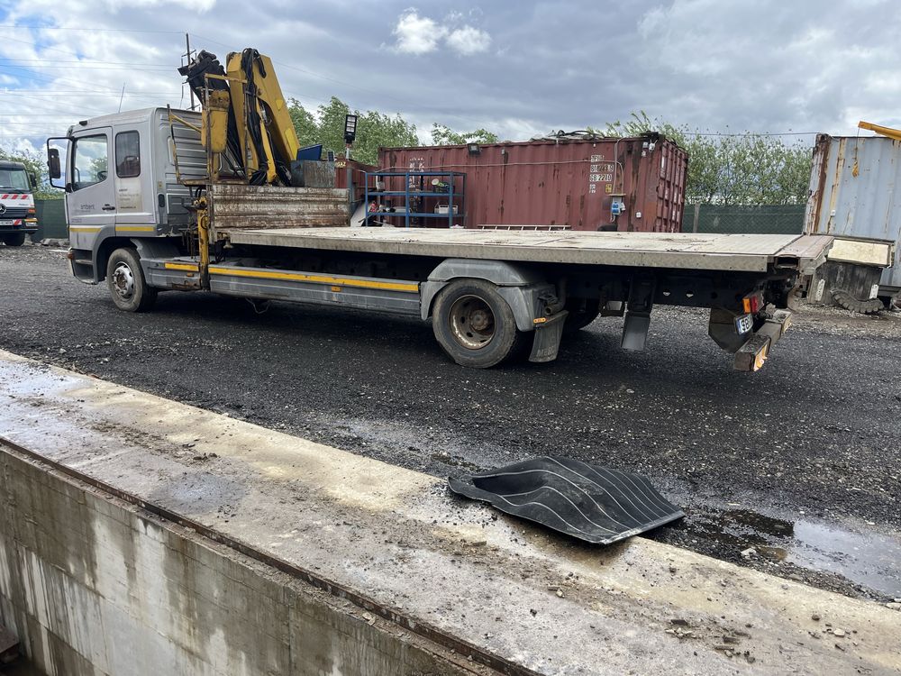 Autoplatforma-platforma utilaje cu macara Mercedes Atego 1528